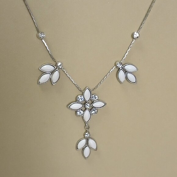 White Magnolia Flower & Rhinestone Silver Necklace 19" - Picture 1 of 2